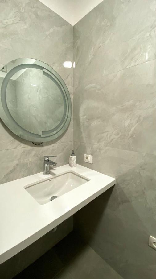 Centrally Located Glamorous Bright Apt Near Bazaar Tirana Eksteriør billede