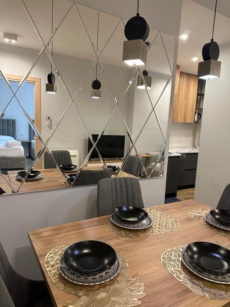 Centrally Located Glamorous Bright Apt Near Bazaar Tirana Eksteriør billede